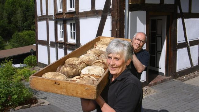 Interessierte sind zum Brotbacktag trifft Kneipp-Erlebnis am Samstag, 6. September, am Backhaus und Tretbecken an der Espequelle eingeladen. (© Stadt Bad Berleburg | Klaus-Peter Kappest) Interessierte sind zum Brotbacktag trifft Kneipp-Erlebnis am Samstag, 6. September, am Backhaus und Tretbecken an der Espequelle eingeladen. (© Stadt Bad Berleburg | Klaus-Peter Kappest)