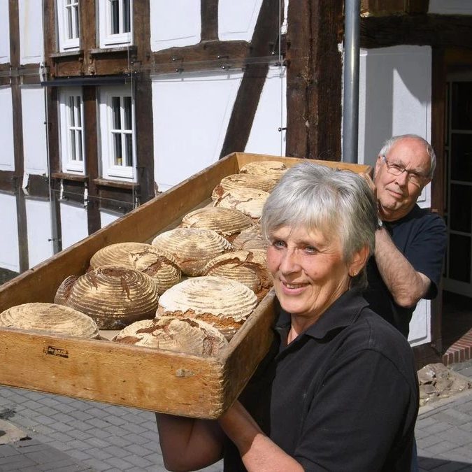 Interessierte sind zum Brotbacktag trifft Kneipp-Erlebnis am Samstag, 6. September, am Backhaus und Tretbecken an der Espequelle eingeladen. (© Stadt Bad Berleburg | Klaus-Peter Kappest) Interessierte sind zum Brotbacktag trifft Kneipp-Erlebnis am Samstag, 6. September, am Backhaus und Tretbecken an der Espequelle eingeladen. (© Stadt Bad Berleburg | Klaus-Peter Kappest)