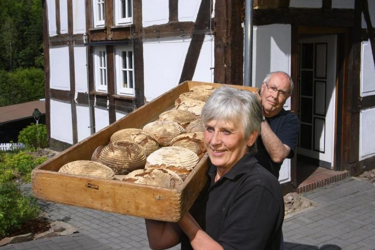 Interessierte sind zum Brotbacktag trifft Kneipp-Erlebnis am Samstag, 6. September, am Backhaus und Tretbecken an der Espequelle eingeladen. (© Stadt Bad Berleburg | Klaus-Peter Kappest) Interessierte sind zum Brotbacktag trifft Kneipp-Erlebnis am Samstag, 6. September, am Backhaus und Tretbecken an der Espequelle eingeladen. (© Stadt Bad Berleburg | Klaus-Peter Kappest)