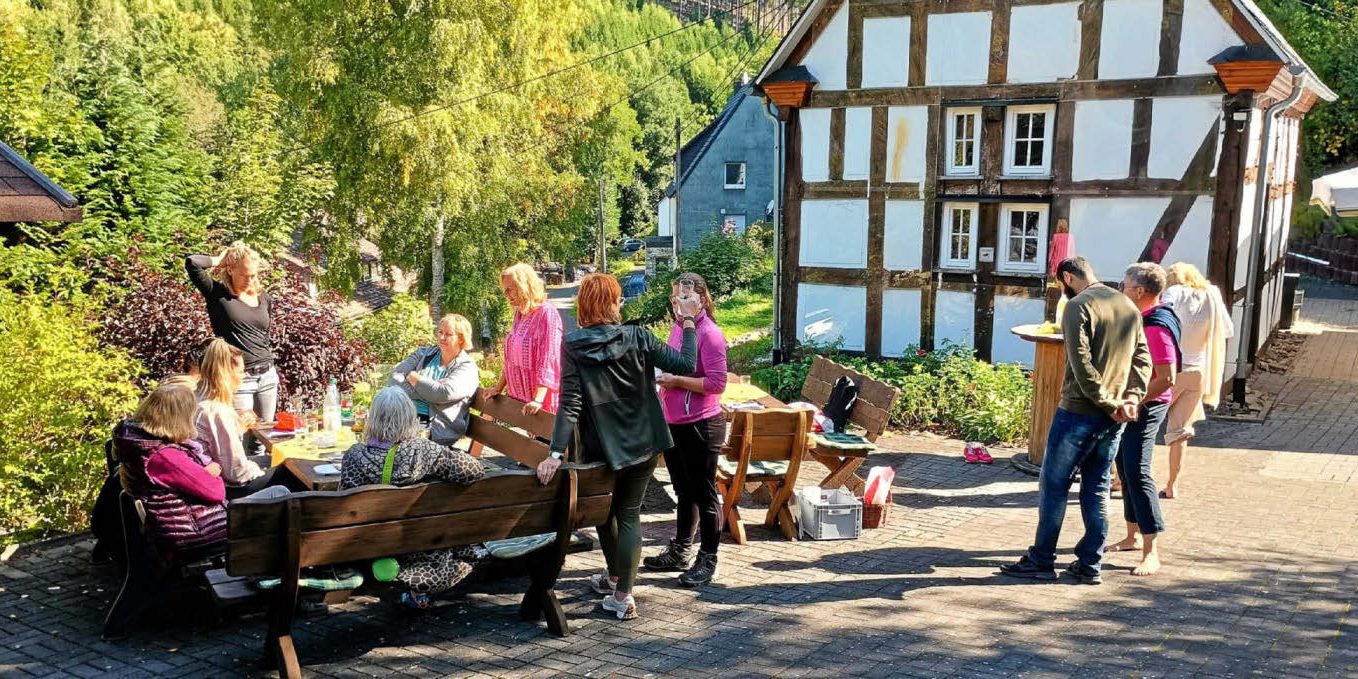 Das frisch gebackene Brot des Verkehrs- und Heimatvereins schmeckt den Teilnehmenden der Kräuterwanderung besonders gut mit dem selbst gemachten Kräuterquark. Auch viele Anwohner nutzen den Backtag, um Kuchen und Brot für zu Hause zu kaufen. (Foto: Nora Denker) Das frisch gebackene Brot des Verkehrs- und Heimatvereins schmeckt den Teilnehmenden der Kräuterwanderung besonders gut mit dem selbst gemachten Kräuterquark. Auch viele Anwohner nutzen den Backtag, um Kuchen und Brot für zu Hause zu kaufen. (Foto: Nora Denker)