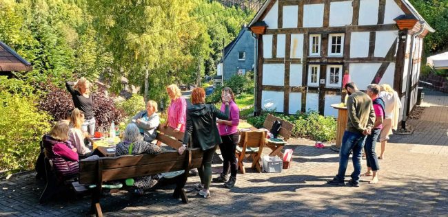 Das frisch gebackene Brot des Verkehrs- und Heimatvereins schmeckt den Teilnehmenden der Kräuterwanderung besonders gut mit dem selbst gemachten Kräuterquark. Auch viele Anwohner nutzen den Backtag, um Kuchen und Brot für zu Hause zu kaufen. (Foto: Nora Denker) Das frisch gebackene Brot des Verkehrs- und Heimatvereins schmeckt den Teilnehmenden der Kräuterwanderung besonders gut mit dem selbst gemachten Kräuterquark. Auch viele Anwohner nutzen den Backtag, um Kuchen und Brot für zu Hause zu kaufen. (Foto: Nora Denker)