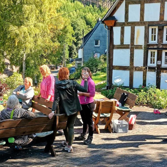 Das frisch gebackene Brot des Verkehrs- und Heimatvereins schmeckt den Teilnehmenden der Kräuterwanderung besonders gut mit dem selbst gemachten Kräuterquark. Auch viele Anwohner nutzen den Backtag, um Kuchen und Brot für zu Hause zu kaufen. (Foto: Nora Denker) Das frisch gebackene Brot des Verkehrs- und Heimatvereins schmeckt den Teilnehmenden der Kräuterwanderung besonders gut mit dem selbst gemachten Kräuterquark. Auch viele Anwohner nutzen den Backtag, um Kuchen und Brot für zu Hause zu kaufen. (Foto: Nora Denker)