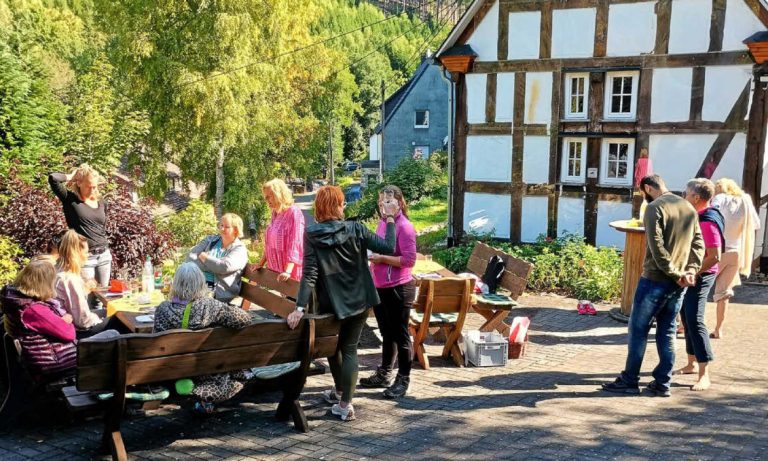 Das frisch gebackene Brot des Verkehrs- und Heimatvereins schmeckt den Teilnehmenden der Kräuterwanderung besonders gut mit dem selbst gemachten Kräuterquark. Auch viele Anwohner nutzen den Backtag, um Kuchen und Brot für zu Hause zu kaufen. (Foto: Nora Denker) Das frisch gebackene Brot des Verkehrs- und Heimatvereins schmeckt den Teilnehmenden der Kräuterwanderung besonders gut mit dem selbst gemachten Kräuterquark. Auch viele Anwohner nutzen den Backtag, um Kuchen und Brot für zu Hause zu kaufen. (Foto: Nora Denker)