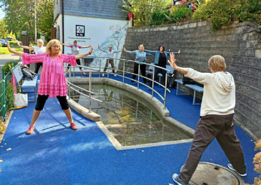 Beim Qigong mit Lisa Schenk-Klute werden alle Körperbereiche aktiviert und energetisiert. (Foto: Nora Denker)