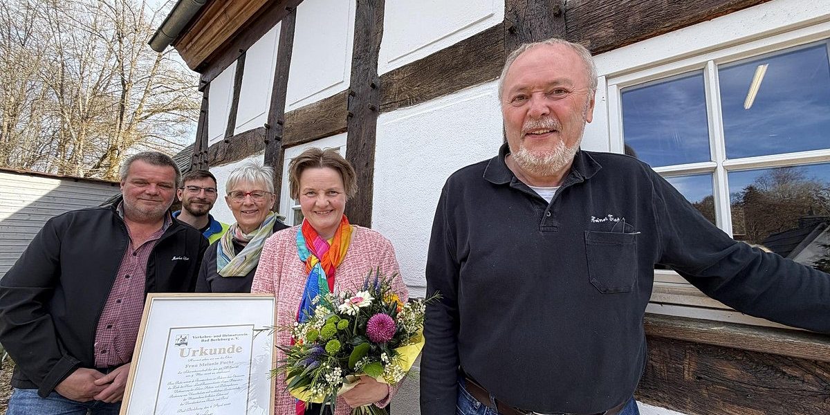 Der Verkehrs- und Heimatverein Bad Berleburg präsentiert die neue Schirmherrin des Wollmarktes (2. von rechts). (Foto: Ramona Richter)