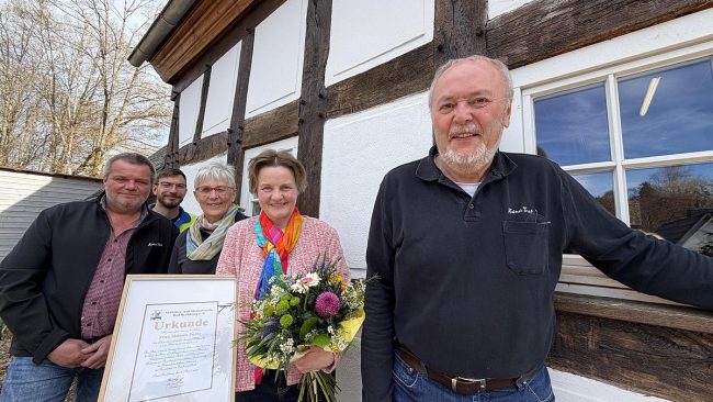 Der Verkehrs- und Heimatverein Bad Berleburg präsentiert die neue Schirmherrin des Wollmarktes (2. von rechts). (Foto: Ramona Richter)