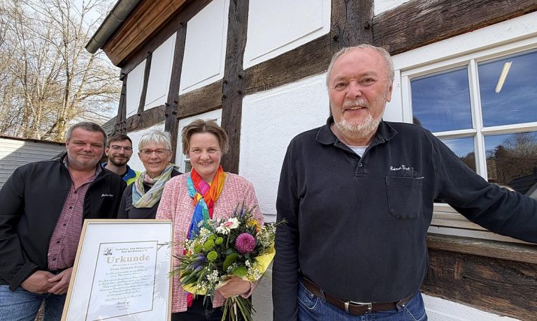 Der Verkehrs- und Heimatverein Bad Berleburg präsentiert die neue Schirmherrin des Wollmarktes (2. von rechts). (Foto: Ramona Richter)
