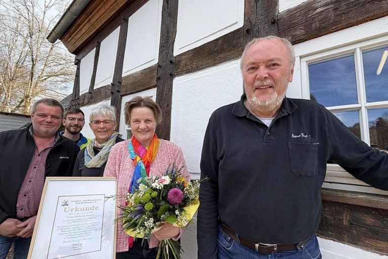 Der Verkehrs- und Heimatverein Bad Berleburg präsentiert die neue Schirmherrin des Wollmarktes (2. von rechts). (Foto: Ramona Richter)