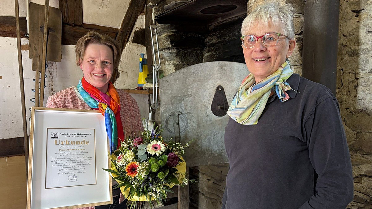 Dorothe Schmidt (rechts) freut sich, dass mit Melanie Fuchs (links) eine neue Schirmherrin für den Berleburger Wollmarkt gefunden wurde. (Foto: Ramona Richter)