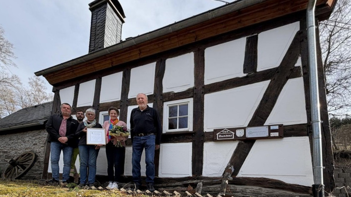 Am alten Backhaus an der Espe-Quelle wurde die neue Schirmherrin vorgestellt. (Foto: Ramona Richter)